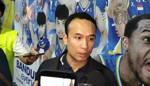 Direktur Utama IBL, Junas Miradiarsyah. (Bola.com/Erwin Snaz)