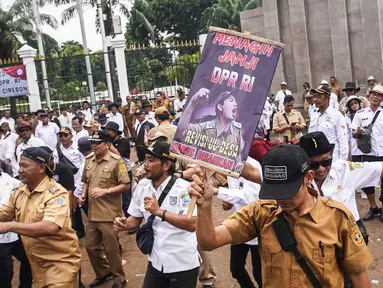 Sejumlah perangkat desa yang tergabung dalam Asosiasi Pemerintah Desa Seluruh Indonesia (Apdesi) melakukan aksi unjuk rasa di depan Gedung DPR/MPR, Jakarta, Rabu (31/1/2024). (Liputan6.com/Angga Yuniar)