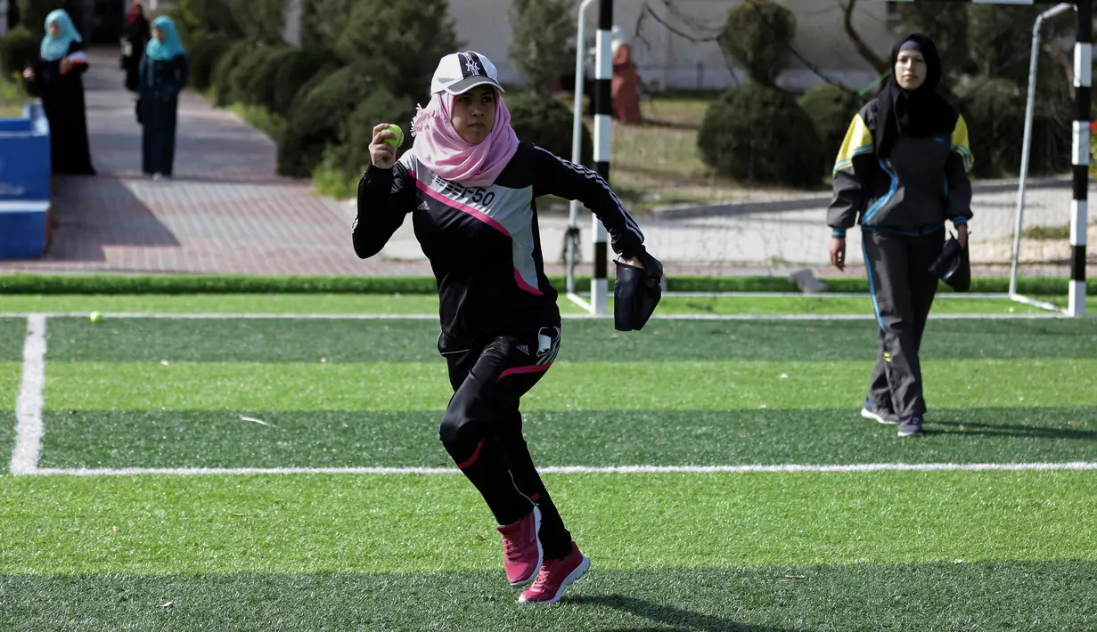 Seorang wanita Palestina mengikuti sesi latihan bisbol di Khan Younis, Jalur Gaza, 19 Maret 2017. Sekelompok wanita muda muslim mencoba olahraga bisbol sebagai hiburan. (AP Photo/Khalil Hamra)