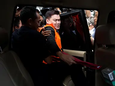 Pengusaha Andi Agustinus alias Andi Narogong masuk ke dalam mobil usai menjalani pemeriksaan setelah di tetapkan jadi tersangka dan di tahan semalam terkait kasus pengadaan e-KTP di Gedung KPK, Jakarta, Kamis (24/3). (Liputan6.com/Johan Tallo)