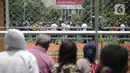 Sejumlah orang tua pengunjuk rasa yang menolak UU Cipta Kerja menunggu di Polda Metro Jaya, Jakarta, Rabu (14/10/2020). Mereka diamankan petugas Kepolisian karena diduga terlibat kericuhan saat unjuk rasa menolak UU Cipta Kerja pada Selasa (14/10/2020). (Liputan6.com/Faizal Fanani)