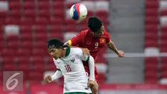 Gelandang timnas Indonesia U-23, Adam Alis S (bawah) berebut bola dengan pemain Vietnam, Huu Dung Nguyen diperebutan tempat ketiga Sepak Bola SEA Games 2015 di National Stadium Singapura (15/6/2015). Indonesia kalah 0-5. (Liputan6.com/Helmi Fithriansyah)