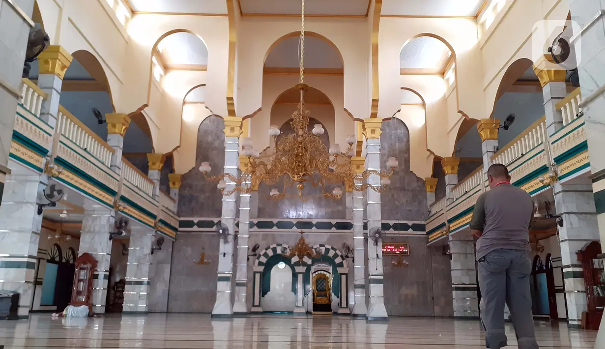 Umat muslim melaksanakan salat zuhur di Masjid Jami' Al Munawwar, Jakarta, Kamis (7/5/2020). Meski di tengah ancaman pandemi COVID-19, sejumlah umat muslim tetap memanfaatkan Masjid Jami' Al Munawwar untuk melaksanakan ibadah di bulan suci Ramadan 1441 H. (Liputan6.com/Helmi Fithriansyah)