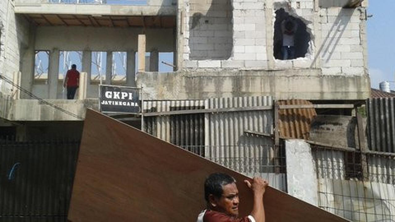 Bawa palu godam, jemaat bongkar sendiri gereja di Jatinegara
