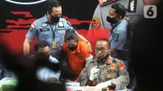 Kabid Humas Polda Metro Jaya Kombes Pol Yusri Yunus menyampaikan keterangan saat konferensi pers pengungkapan kasus narkoba di Apartemen Kalibata City, Polda Metro Jaya, Jakarta, Rabu (15/7/2020). Dit Narkoba Polda Metro Jaya meringkus satu pengedar berinisial TI alias II. (merdeka.com/Imam Buhori)