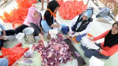 Panitia memotong daging kurban sebelum dibagikan ke warga sekitar Masjid  Al-Kahfi, Griya Pamulang 2, Tangerang Selatan, Banten, Rabu (22/8). Semarak Idul Adha 1439 H membuat warga gotong royong mendistribusikan daging kurban. (Merdeka.com/Dwi Narwoko)