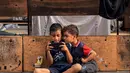 Sebuah sekolah diubah menjadi menjadi tempat penampungan bagi para pengungsi Palestina oleh Badan Bantuan dan Pekerjaan PBB untuk Pengungsi Palestina (UNRWA) di Khan Yunis, Jalur Gaza selatan pada 25 Oktober 2023. (MAHMUD HAMS/AFP)