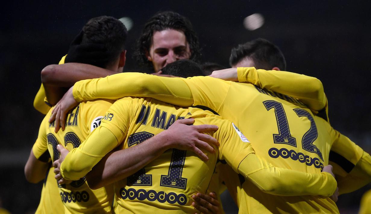 Pemain Paris Saint-Germain (PSG) merayakan kemenangan atas Troyes pada laga Liga 1 Prancis di Stadion Aube, Sabtu (2/2/2018). Troyes takluk 0-2 dari PSG. (AFP/Franck Fife)