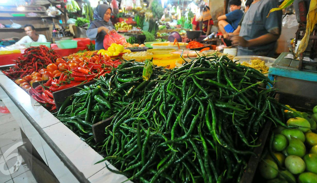 Ikatan Pedagang Pasar Indonesia (Ikappi) mengatakan, harga cabai di beberapa daerah terpantau sudah cukup tinggi, Tangerang, Jumat (6/1). (Liputan6.com/Angga Yuniar)