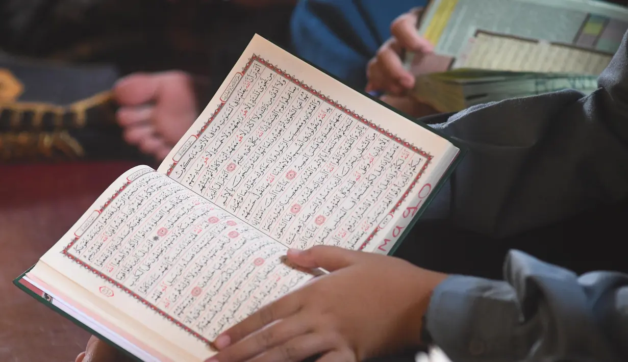 Tadarus massal Al-Qur'an merupakan kegiatan membaca Al-Qur'an secara berjamaah. (merdeka.com/Arie Basuki)