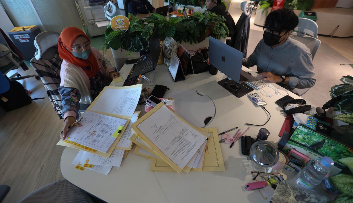 Gubernur DKI Jakarta Pramono Anung menjelaskan, proporsi ASN yang menjalankan WFH berkisar antara 25 hingga 50 persen di masing-masing organisasi perangkat daerah (OPD). Tampak dalam foto, suasana salah satu gedung di Balai Kota Jakarta saat hari pertama pelaksanaan kebijakan Work From Home (WFH) bagi Aparatur Sipil Negara (ASN) pada Jumat (10/4/2026). (Kapanlagi.com/Budy Santoso)