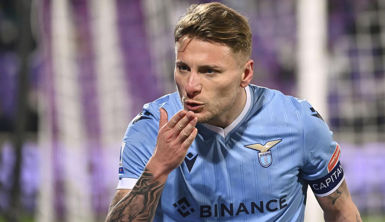 Lazio sukses memetik poin tiga saat giornata ke-24 Liga Italia 2021/2022 usai mengalahkan tuan rumah Fiorentina. Penyerang sekaligus kapten Si Elang Biru, Ciro Immobile keluar sebagai aktor kemenangan mereka. (La Presse via AP/Massimo Paolone)
