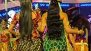 Raisa dan Yura sama-sama menata rambut mereka dengan half updo yang sleek. Bedanya Raisa pilih menggerai sisa rambutnya dengan gaya yang lebih lurus, sementara Yura di-styling dengan mermaid curl hair [@yurayunita]