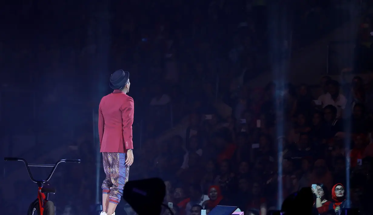 Mengusung konsep ‘central’ pada panggungnya, musisi kelahiran 30 September 1975 ini ingin lebih dekat dan intim dengan para penonton. (Galih W. Satria/Bintang.com)