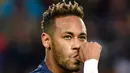 Pemain Paris-Saint-Germain Brasil Neymar melakukan selebrasi usai mencetak gol ke gawang Caen pada pertandingan L1 Prancis di Parc des Princes, Paris, Prancis, 12 Agustus 2018. (Photo by GERARD JULIEN/AFP)