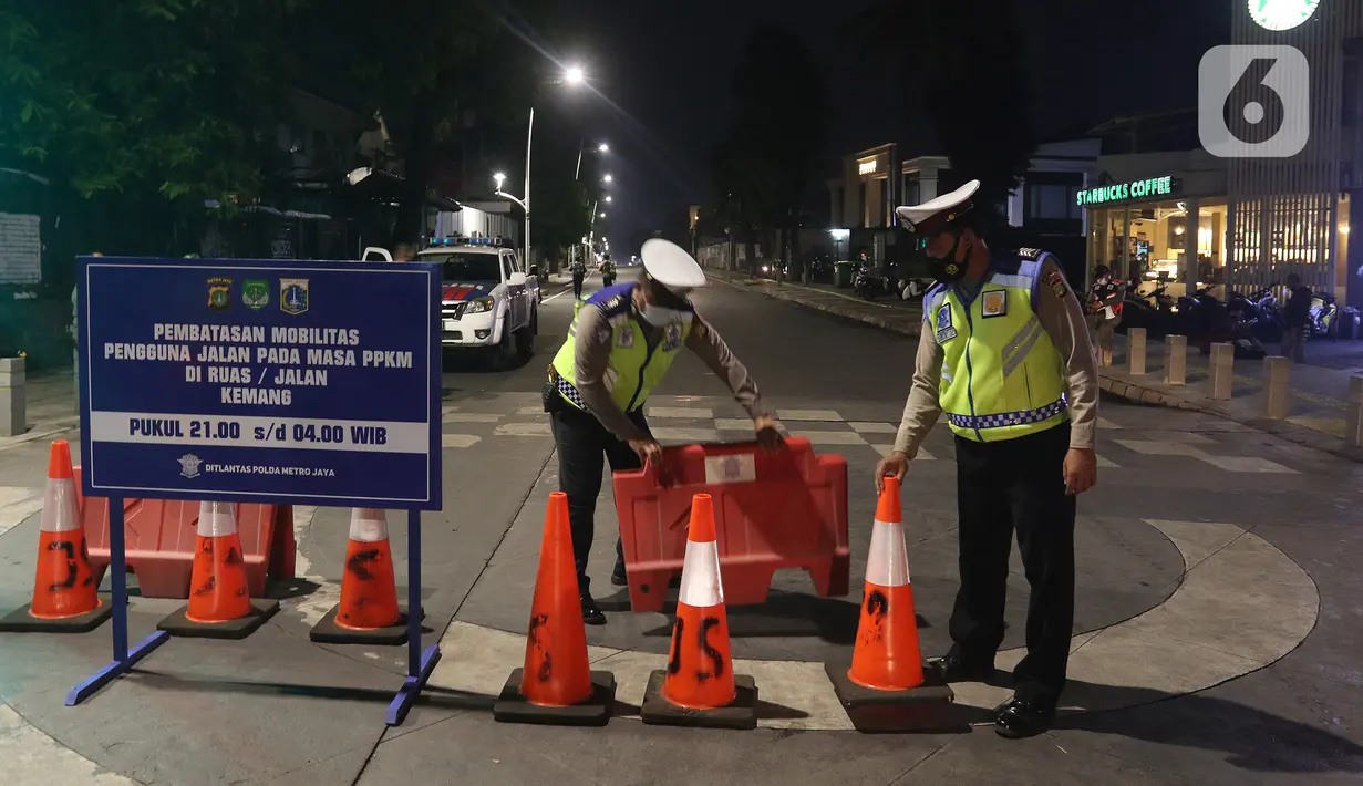 Polisi menyusun pembatas jalan di Jalan Kemang, Jakarta, Senin (21/6/2021). Penutupan jalan dalam rangka pembatasan mobilitas warga guna menekan penyebaran COVID-19 dilakukan mulai pukul 21.00 WIB hingga 04.00 WIB di 10 titik di Kota Jakarta. (Liputan6.com/Herman Zakharia)