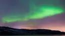 Cahaya Utara, yang dikenal sebagai Aurora Borealis, terlihat menerangi langit malam di dekat kota Kirkenes, Norwegia utara, Kamis (12/11/2015). (AFP PHOTO/Jonathan NACKSTRAND)
