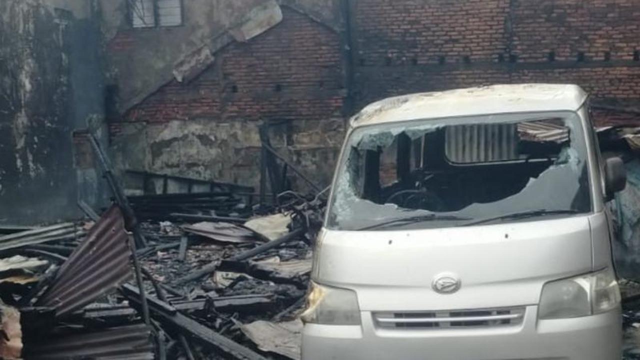 Gulkarmat Kerahkan 65 Personel Padamkan Kebakaran Rumah dan Mobil di Tanjung Priok
