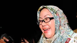 Wartawan langsung mengerubuti Atut saat keluar dari gedung KPK, Jakarta(29/5/2015). Atut diperiksa sebagai tersangka dugaan tindak pidana korupsi pemerasan perkara alat kesehatan di Pemprov Banten tahun anggaran 2011-2013. (Liputan6.com/Helmi Afandi)