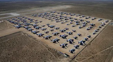 Sejumlah pesawat tua, termasuk Boeing 747-400 terparkir di Victorville, California. Foto di ambil pada 13 Maret 2015. Tahun lalu, tidak ada pemesanan yang dilakukan maskapai penerbangan komersil untuk Boeing 747 atau Airbus A380. (REUTERS/Lucy Nicholson)