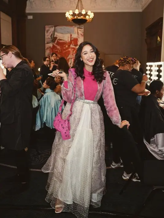 Selama di sana, ia tampil menawan dalam balutan outfit serba pink Wearing Klamby.