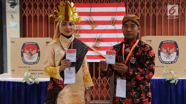 Petugas KPPS Berpakaian Adat di TPS