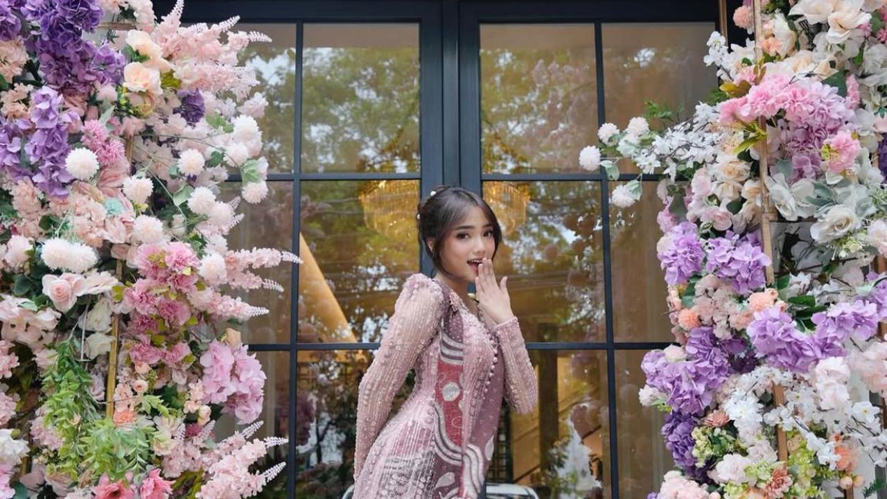 Model Rok Kebaya Modern ala Fuji, Tren Baru yang Wajib Dicoba!