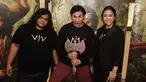 Vino G Bastian bersama Sherina Munaf dan Fariz Alfarazi dalam launching poster karakter film Wiro Sableng 212 di Jakarta, Selasa (13/2). Wiro Sableng diadopsi dari buku silat legendaris karya Bastian Tito. (Liputan6.com/Faizal Fanani)