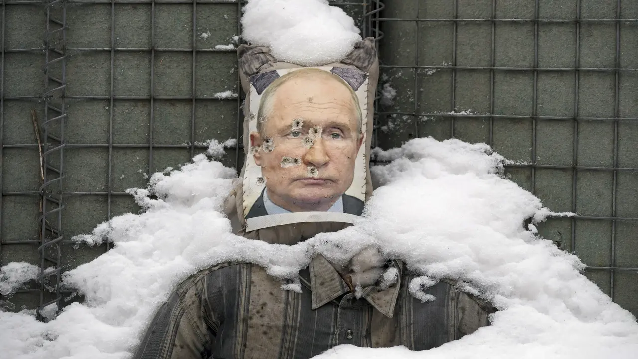 Patung penuh peluru dari Presiden Rusia Vladimir Putin