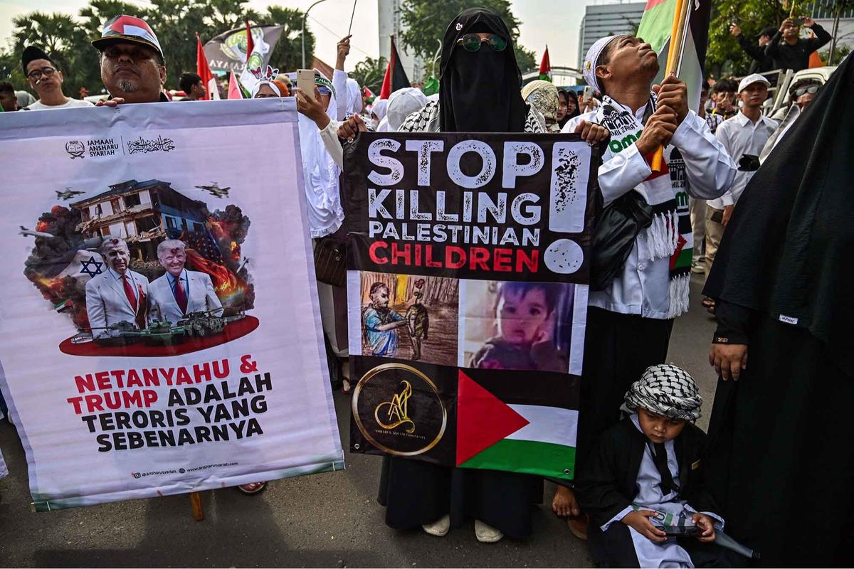 FOTO: Ribuan Warga Surabaya  Gelar Aksi Beri Dukungan kepada Warga Palestina