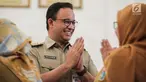 Gubernur DKI Jakarta Anies Baswedan bersalaman dengan pegawai Pemprov saat menggelar halal bihalal di Balaikota, Jakarta, Senin (10/6/2019). Pemerintah Provinsi DKI Jakarta menggelar Halal Bihalal pada hari pertama PNS masuk kerja setelah libur Lebaran 2019. (Liputan6.com/Faizal Fanani)