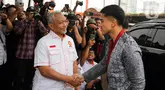 Presiden PKS Ahmad Syaikhu (kiri) menyambut Ketua Umum PSI Kaesang Pangarep (kanan) saat tiba di Kantor DPP PKS, Jakarta, Senin (8/7/2024). (Liputan6.com/Herman Zakharia)