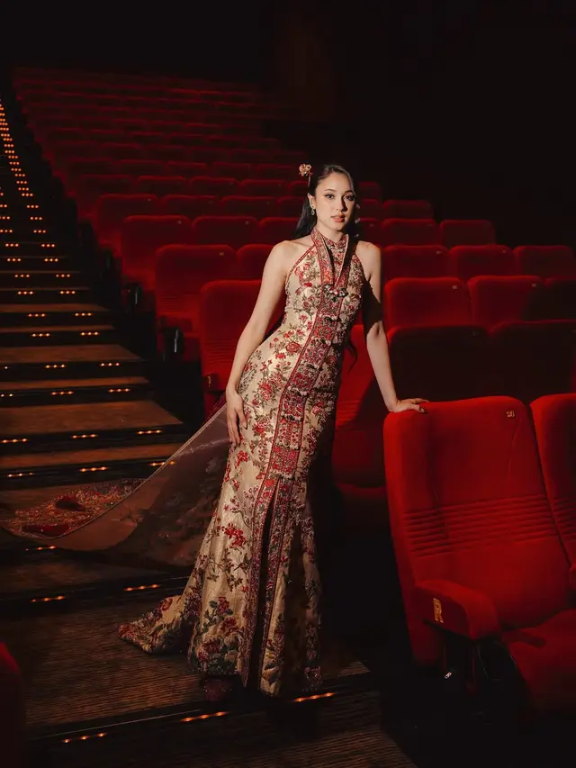 Pesona Putri Kerajaan Yasmin Napper Berbalut Cheongsam Dress di Premiere Film Terbaru