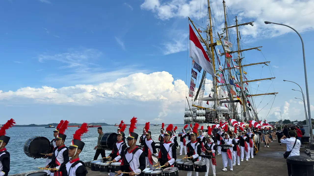 Penyambutan Kedatangan KRI Dewaruci dan delegasi Muhibah Budaya Jalur Rempah di Dermaga Lanal Sabang, Jumat (5/7/2024).