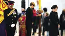 Pangeran Harry, Viscount James Severn dan Putri Eugenie berpartisipasi acara berjaga di sekitar peti jenazah Ratu Elizabeth II bersama dengan cucu-cucu ratu lainnya, di Westminster Hall, di Istana Westminster, London, Sabtu (17/9/2022).  Ini adalah momen pertama kalinya dalam sejarah ke-8 cucu dari ratu ikut serta dalam upacara tersebut. (Aaron Chown/Pool Photo via AP)
