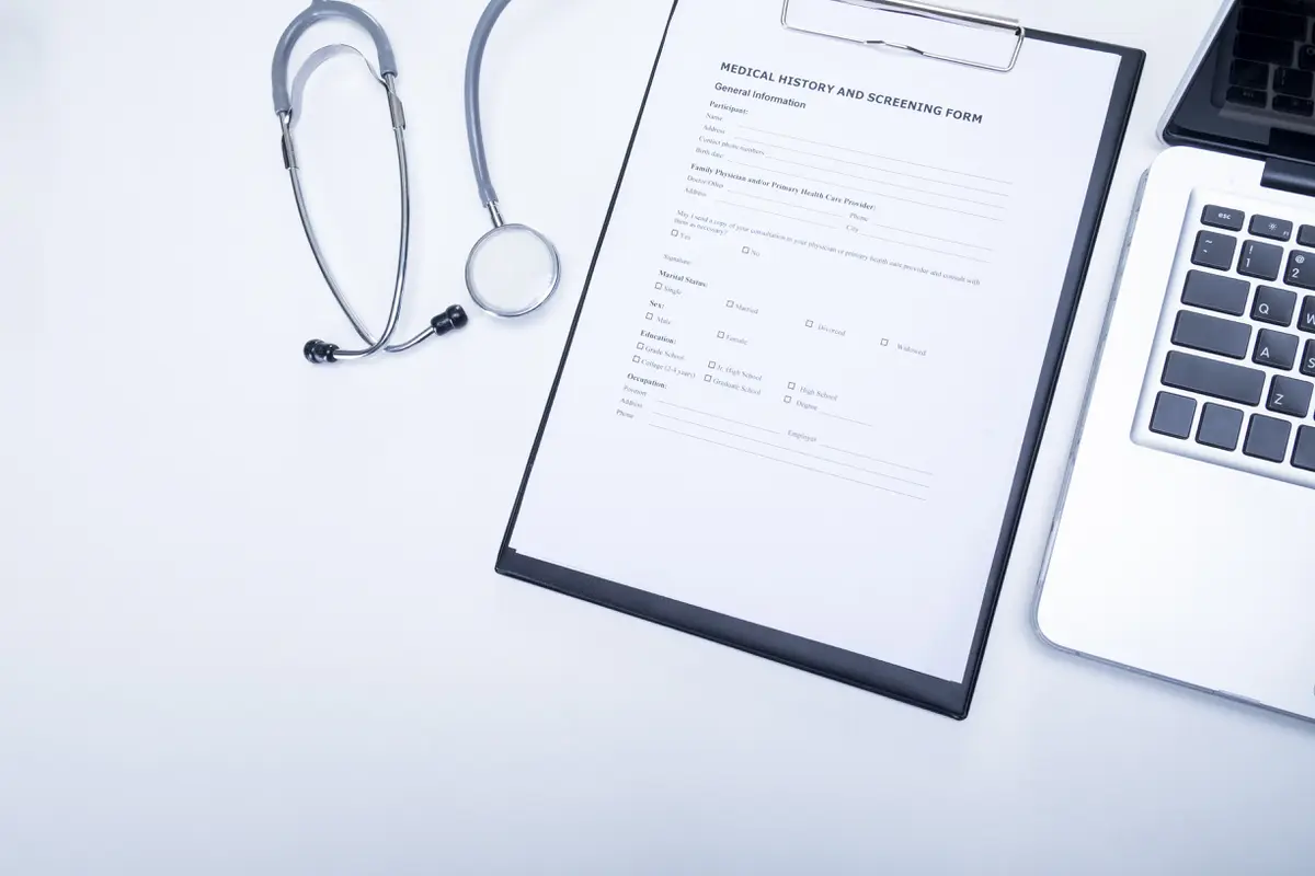 Surat keterangan sehat (Foto: Freepik/ijeab)