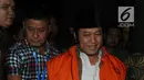Bupati Lampung Selatan Zainudin Hasan menuju mobil tahanan seusai pemeriksaan di gedung KPK, Jakarta, Jumat (27/7). Zainudin yang terjaring OTT ditahan usai ditetapkan sebagai tersangka dugaan suap terkait proyek infrastruktur. (Merdeka.com/Dwi Narwoko)