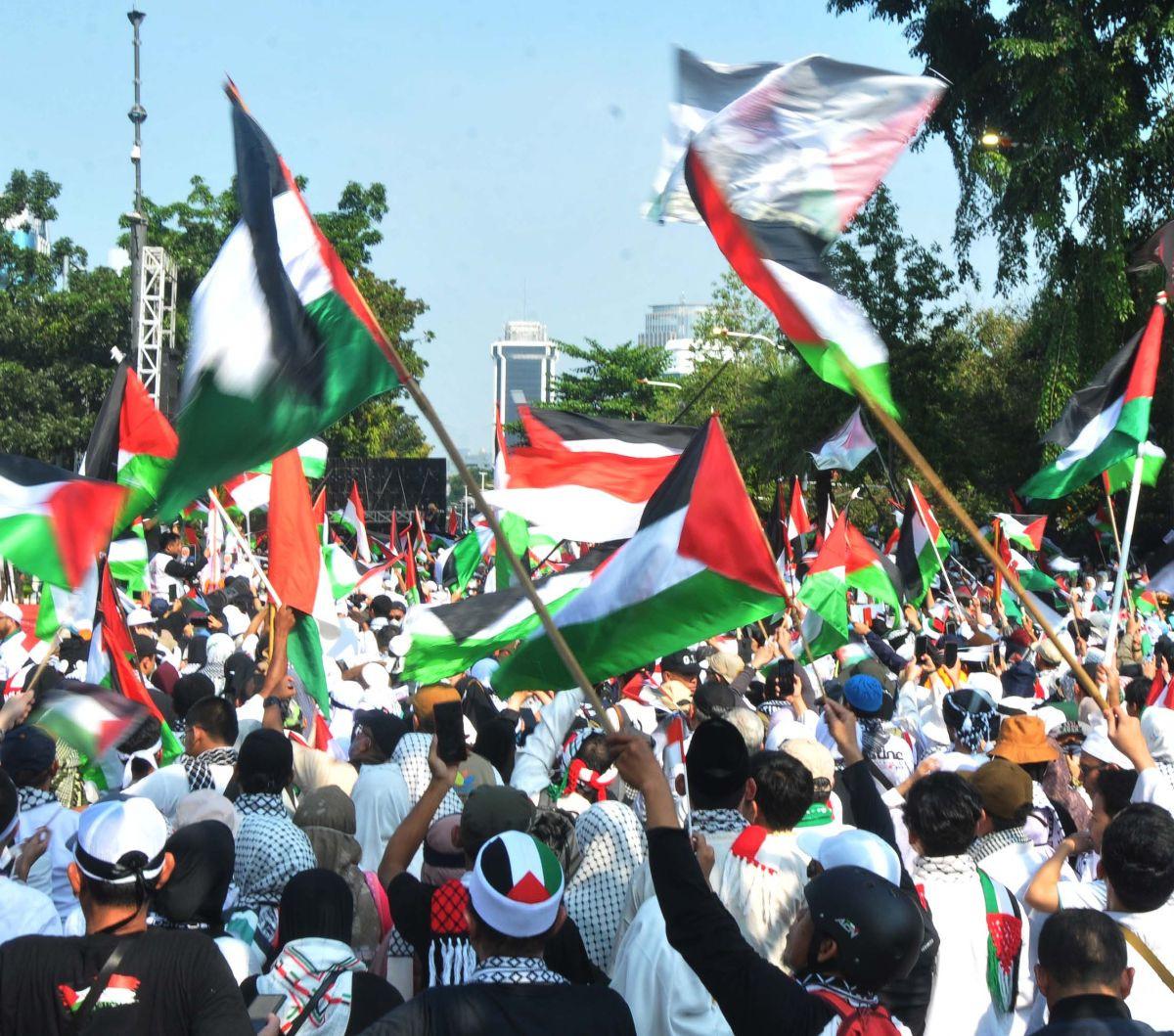 Ribuan pendukung Palestina menggelar aksi unjuk rasa di depan Kedutaan Besar Amerika Serikat di Jakarta, Sabtu (3/8/2024). Aksi tersebut dilakukan sebagai bentuk solidaritas untuk pemimpin Hamas, Ismail Haniyeh, yang baru saja meninggal dunia.&nbsp;Foto: 