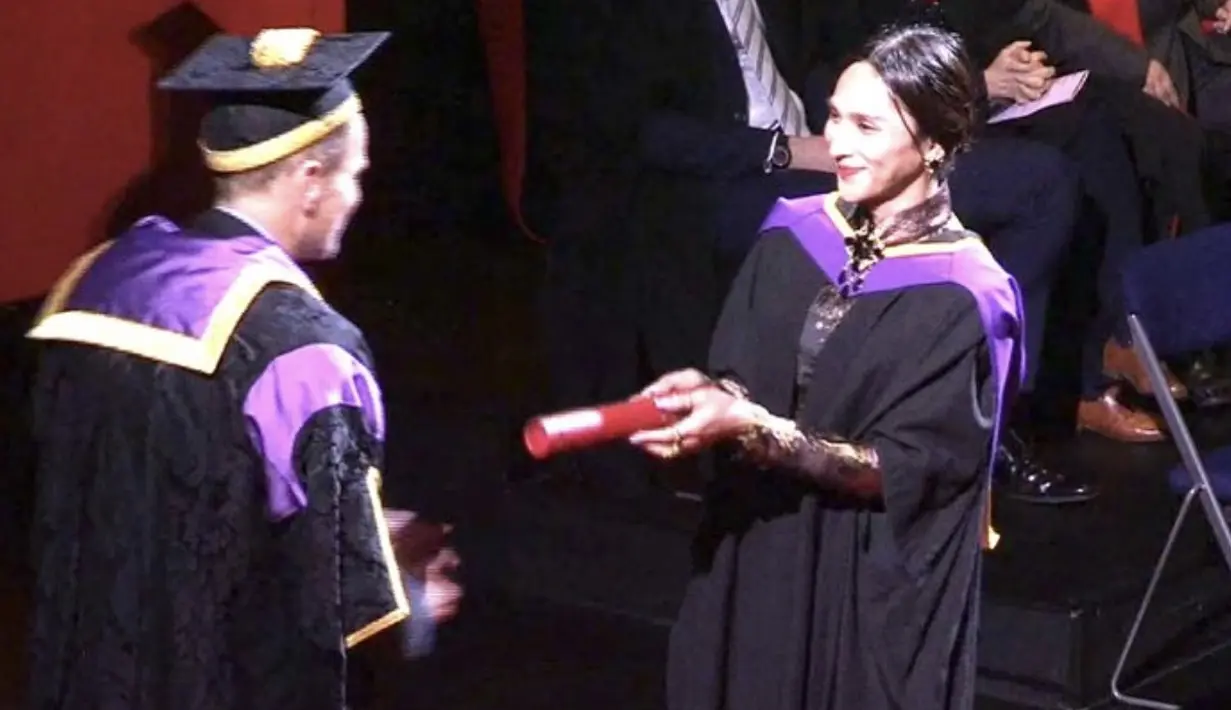 Dengan makeup sederhana, penampilan Dena Rachman begitu memukau. [Foto: Instagram/ Dena Rachman]