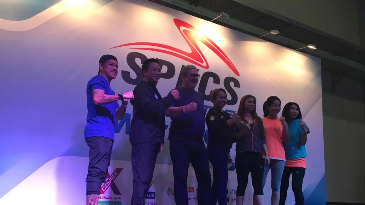 Vice President Specs, Ryan Tirta (kedua dari kiri), memastikan jersey Persija Jakarta menggunakan teknologi terbaru yang dikembangkan oleh Specs. (Bola.com/Benediktus Gerendo Pradigdo)