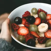 Camilan sore dari buah dan sayuran segar bisa menjadi cara sederhana untuk menambah asupan serat sekaligus membantu menjaga kesehatan pencernaan. [Dok/Pexels.com/Lisa from Pexels].