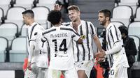 Pemain Juventus Matthijs de Ligt (kedua kanan) merayakan dengan rekan setimnya setelah mencetak gol ke gawang Parma pada pertandingan Serie A di Stadion Allianz Turin, Italia, Rabu (21/4/2021). Juventus menang 3-1. (Piero Cruciatti/LaPresse via AP)