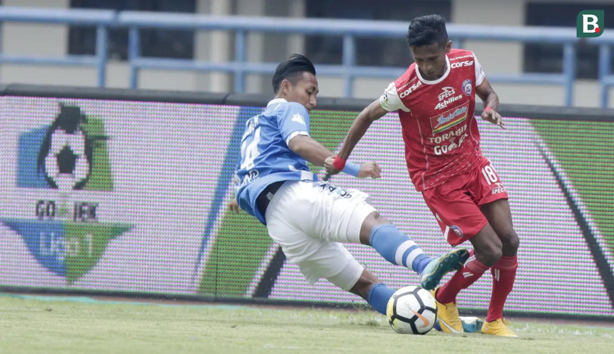 Gelandang Persib Bandung, Agung Mulyadi, menghadang pemain Arema FC, Ricky Ohorella, pada laga Liga 1 di Stadion GBLA, Jawa Barat, Kamis (13/9/2018). Persib menang 2-0 atas Arema FC. (Bola.com/M Iqbal Ichsan)