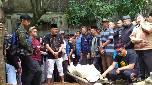 Air Mata Rizky Febian dan Sule Melepas Kepergian sang Ibunda. (Foto: Liputan6.com/Huyogo Simbolon)