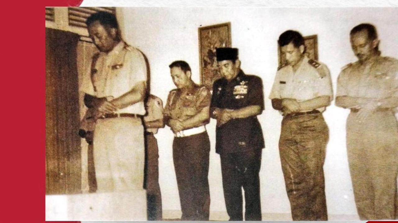 Potret Lawas Kapolri ke-4 jadi Imam Salat di Kantor, Makmumnya Ternyata Soekarno