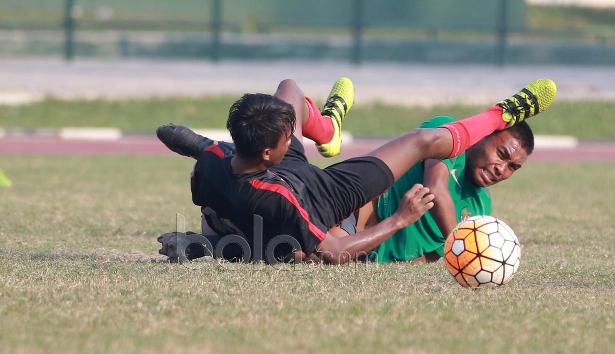 Aksi pemain Timnas Indonesia U-16 dan Timnas Pelajar U-15 pada laga uji coba di Stadion Atang Sutesna, Cijantung, Rabu (17/5/2017). Timnas U-16 menang 5-1. (Bola.com/Nicklas Hanoatubun)