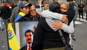 Para pendukung Presiden Venezuela Nicolas Maduro terlihat saling berpelukan di pusat Kota Caracas, Venezuela, Sabtu (3/1/2026), menyusul pengumuman Presiden Amerika Serikat Donald Trump bahwa Maduro telah ditangkap dan diterbangkan keluar dari negara tersebut. (Dok. AP/Cristian Hernandez)