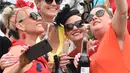 Sejumlah wanita berswafoto sebelum pertandingan balap kuda di Melbourne Cup ke-157 di Flemington Racecourse di Melbourne, Australia, (7/11). Para wanita ini tampil cantik dengan hiasan kepala yang mereka gunakan. (AFP Photo / Paul Crock)