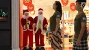 Pengunjung melintas di samping patung Santa Claus di Lippo Mal Puri, Jakarta, Jumat (22/12). Jelang Natal banyak pusat perbelanjaan mendekor bangunannya bernuansa natal untuk menarik daya tarik minat masyarakat. (Liputan6.com/Angga yuniar)