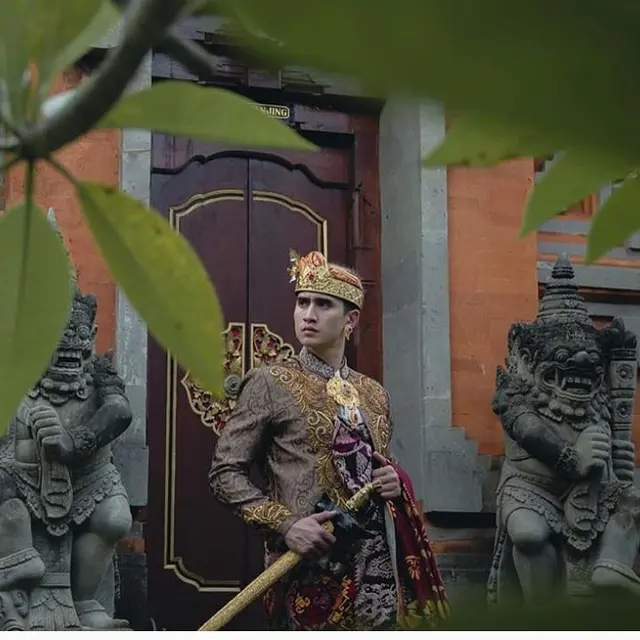 7 Potret Verrel Bramasta Pakai Baju Adat Bali, Makin Menawan